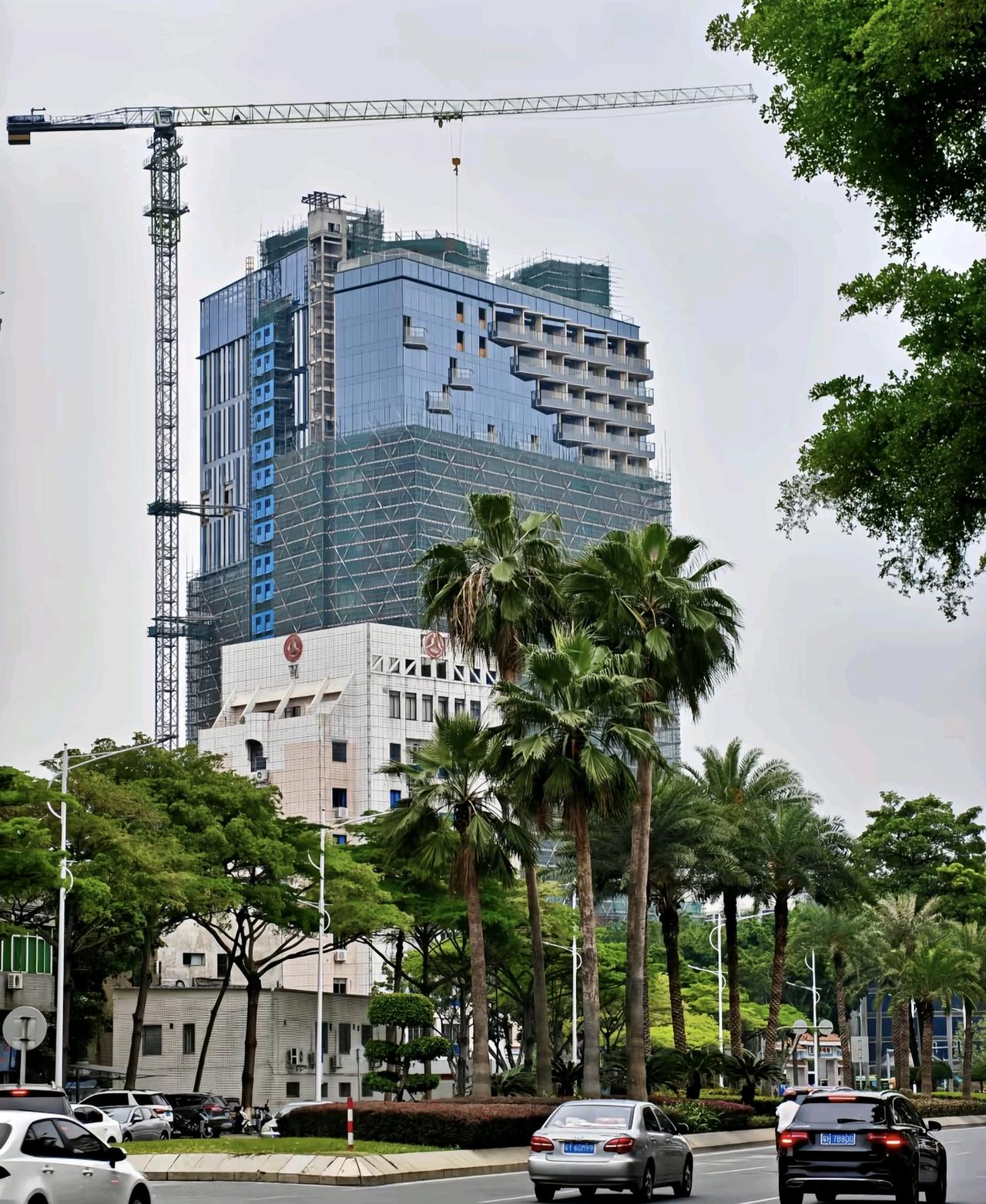 肇庆新地标建筑华伦世纪广场即将完工。这个广场位于肇庆繁华的市中心端州四路和工农北