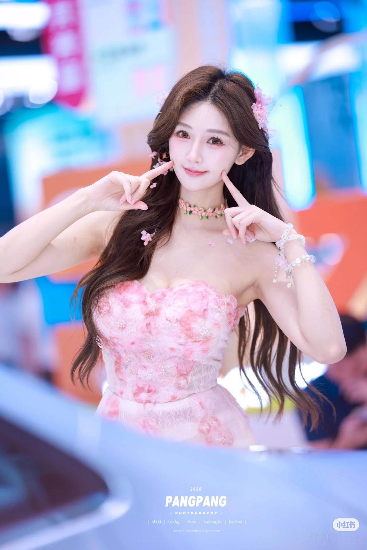 美女车模穿搭写真