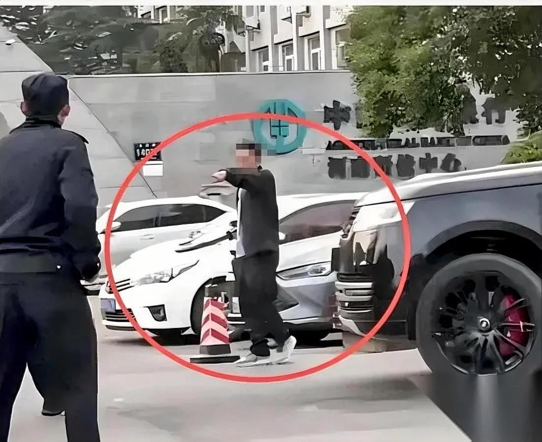 路虎大哥一脚油门撞飞持刀男！民警脱险，他却还在等一个“说法”