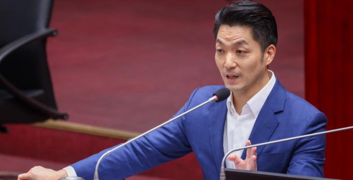 台北市长蒋万安再次表态，强调自己是“台湾人”！在近期，蒋万安在接受专访时谈到两岸