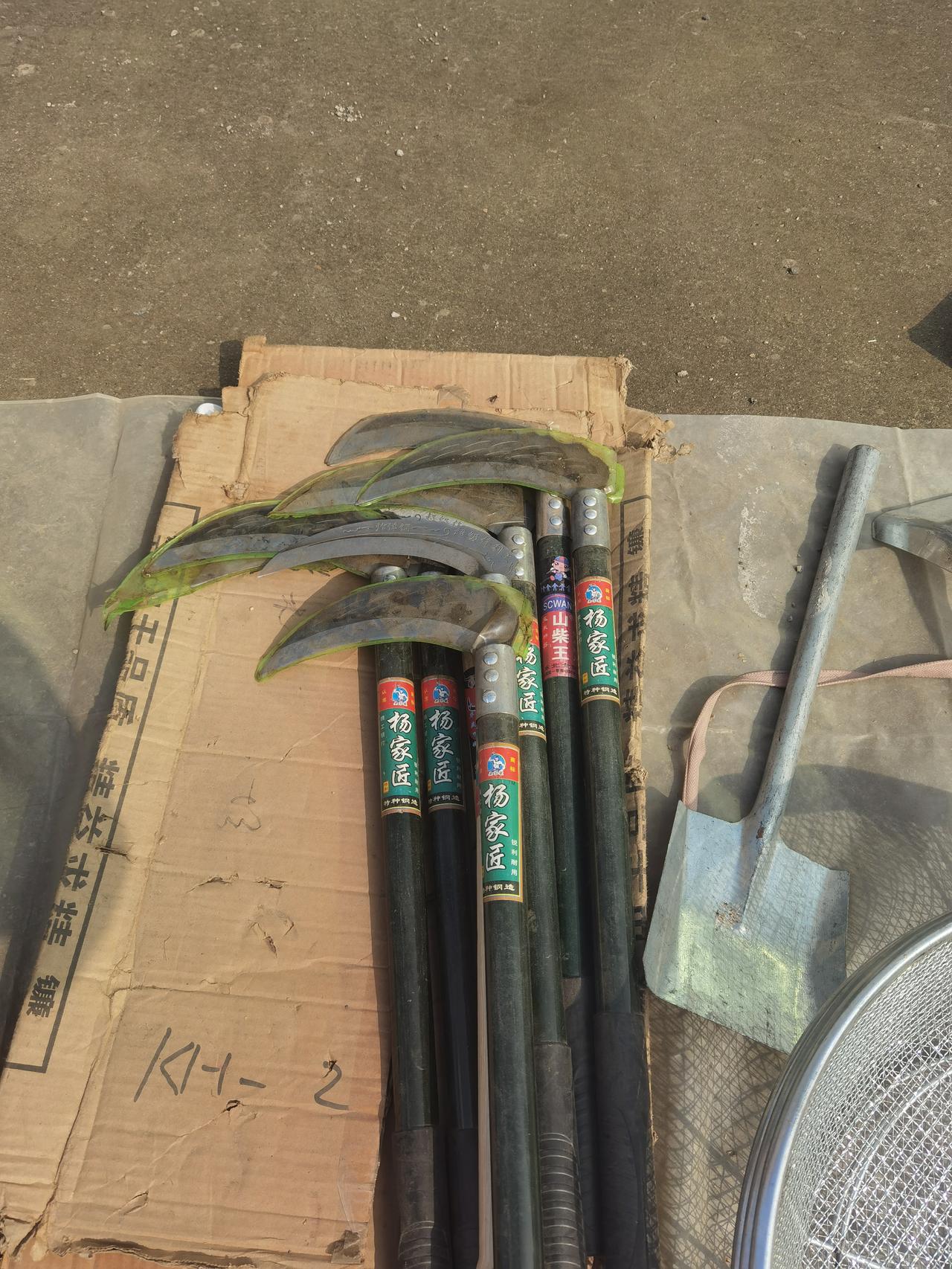 故乡二三事（9）镰刀割麦，没人用了，割不好容易割着腿。把麦割好用叉子堆起来，