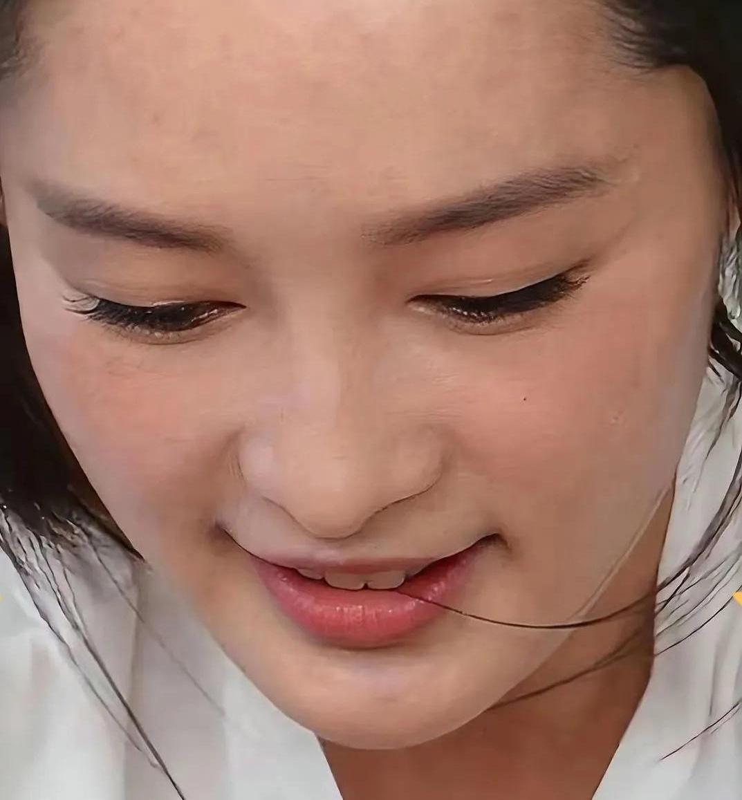 昨晚刷到李沁的路透生图，我愣是盯着屏幕看了足足十秒，差点没敢认！不少网友都在嘀咕