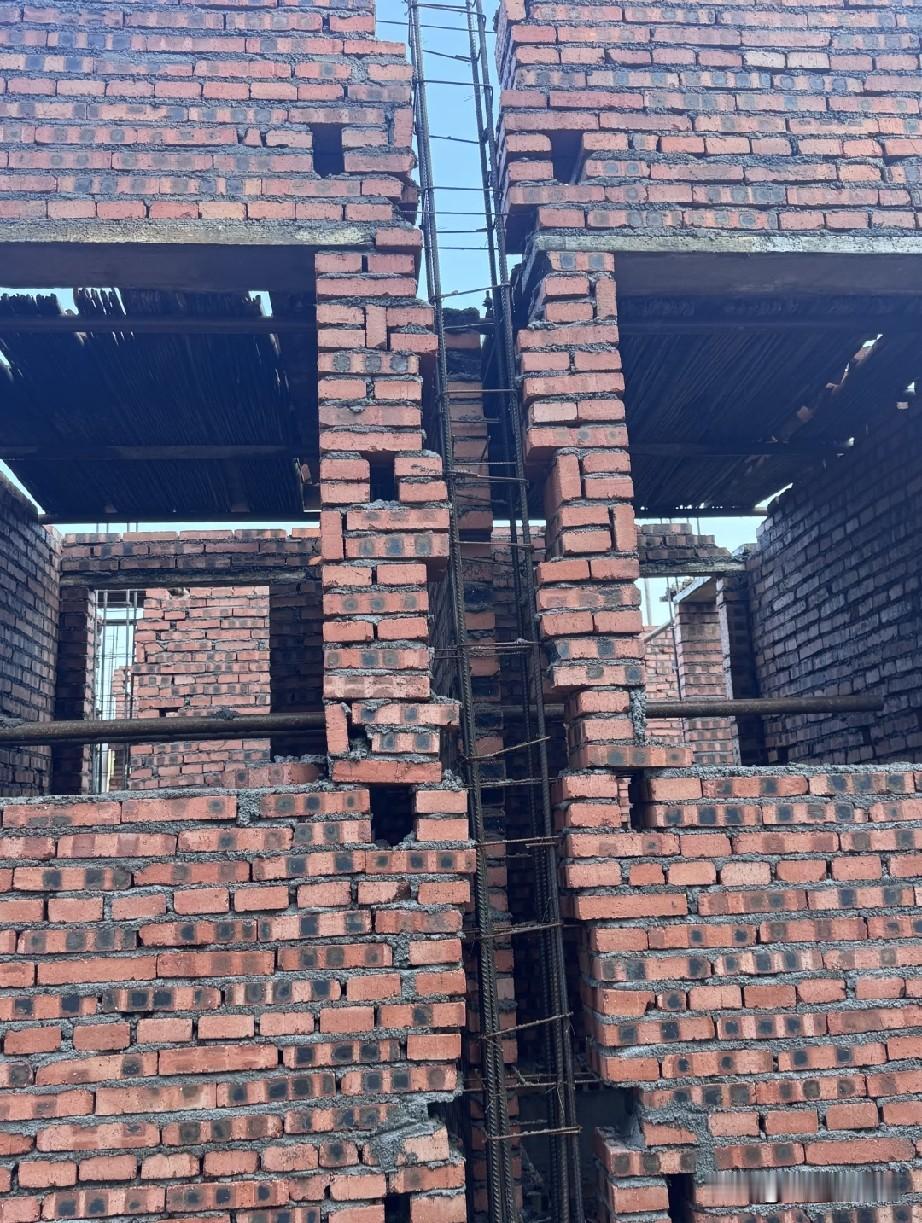 农村自建房，包工头还自称是大师级别的，就这水平大家能给多少分。房主现在都很后悔