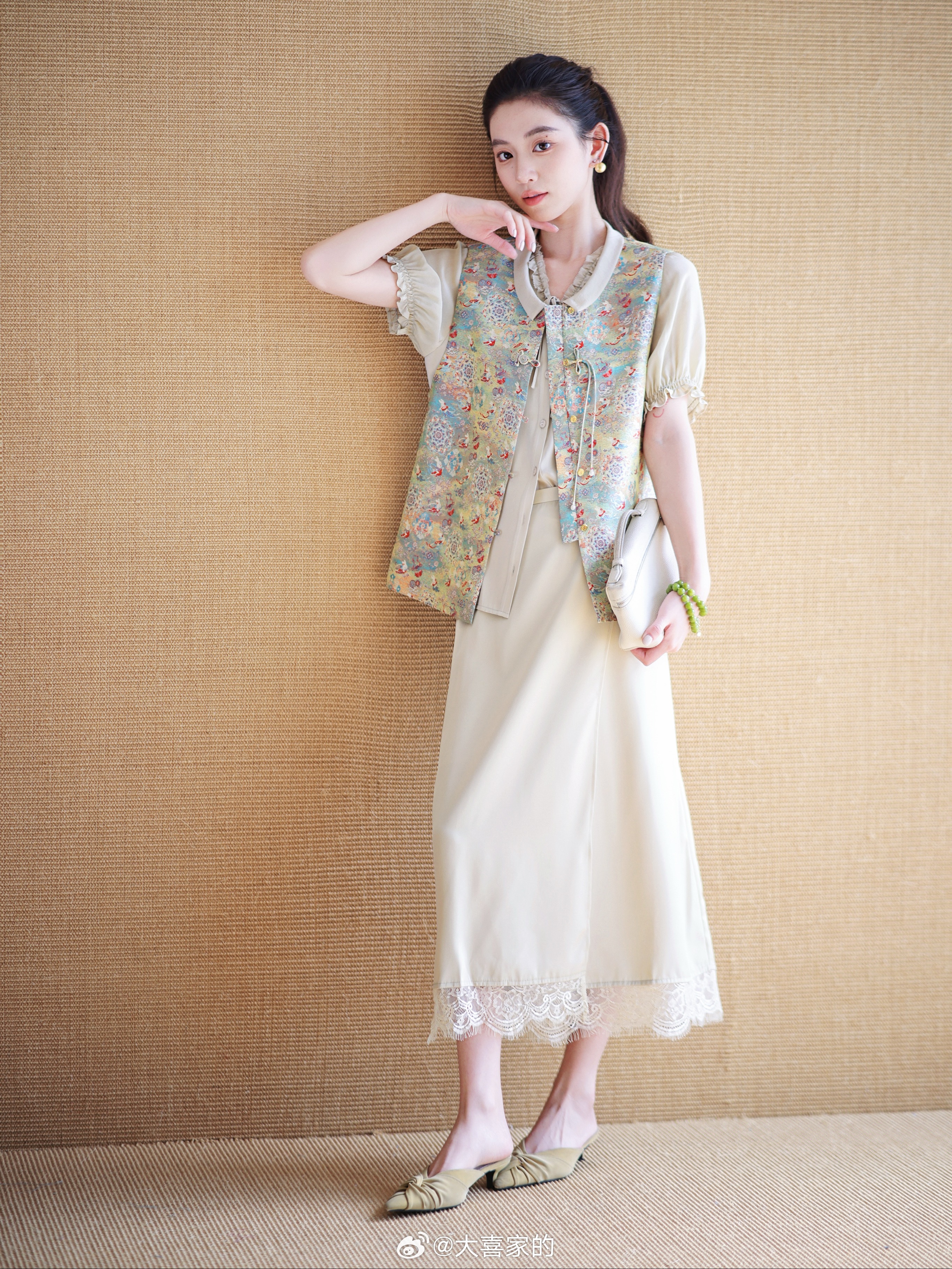 “敦煌飞天福兔”还有个马甲版本！35姆米真丝！蛮新颖的小翻领再有盘扣点缀很日常