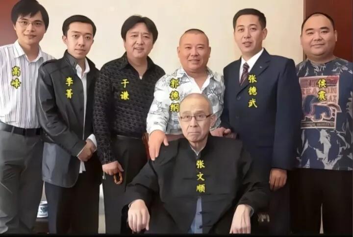 这张老照片里后面一排最矮的两个颜值没有其他人高，但他们最出名，演过好多出名的相声