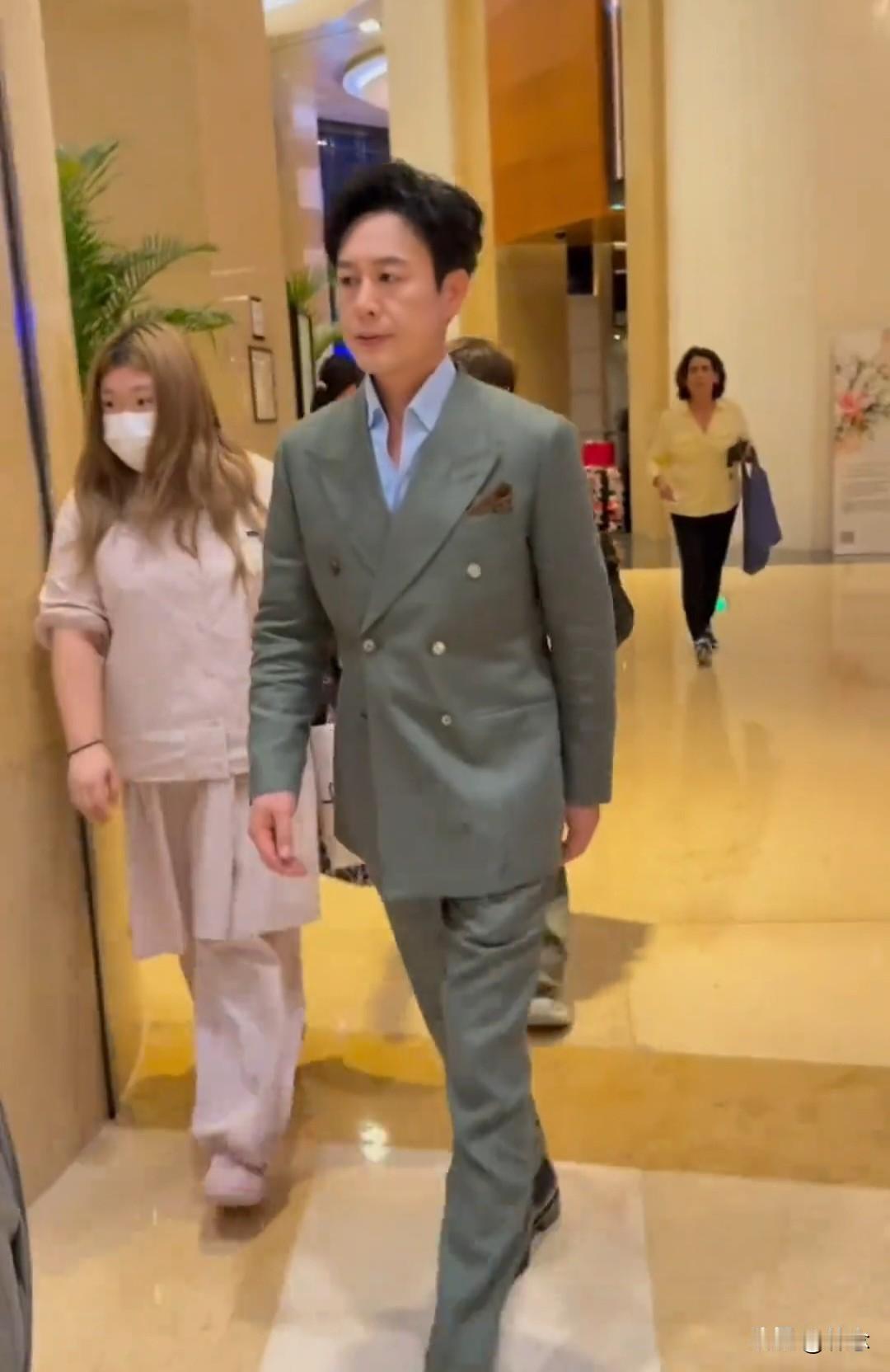 张颂文高叶同框出席活动，大哥给大嫂颁奖，顶峰相见，好甜啊[鼓掌][鼓掌][小