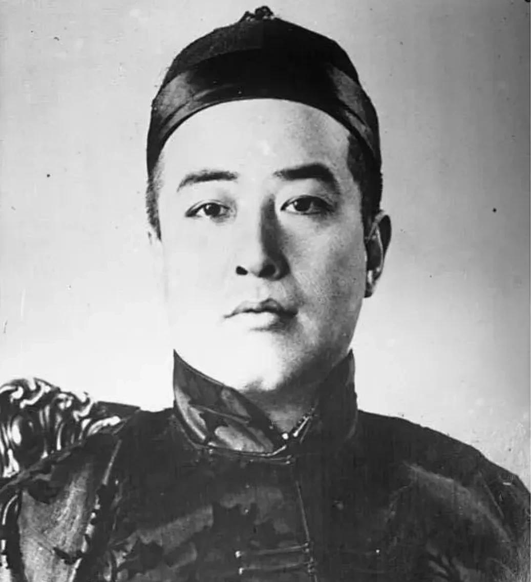 载振，末代庆亲王，奕劻长子。载振这一生，可以说是极其矛盾…早年因有出国经历，所