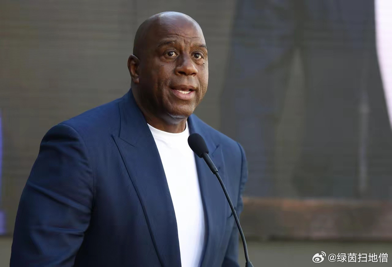 近日，魔术师约翰逊谈起库里要超越自己成为历史最佳控卫的门槛：库里得在荣誉和季后赛高阶数据上全面超越自