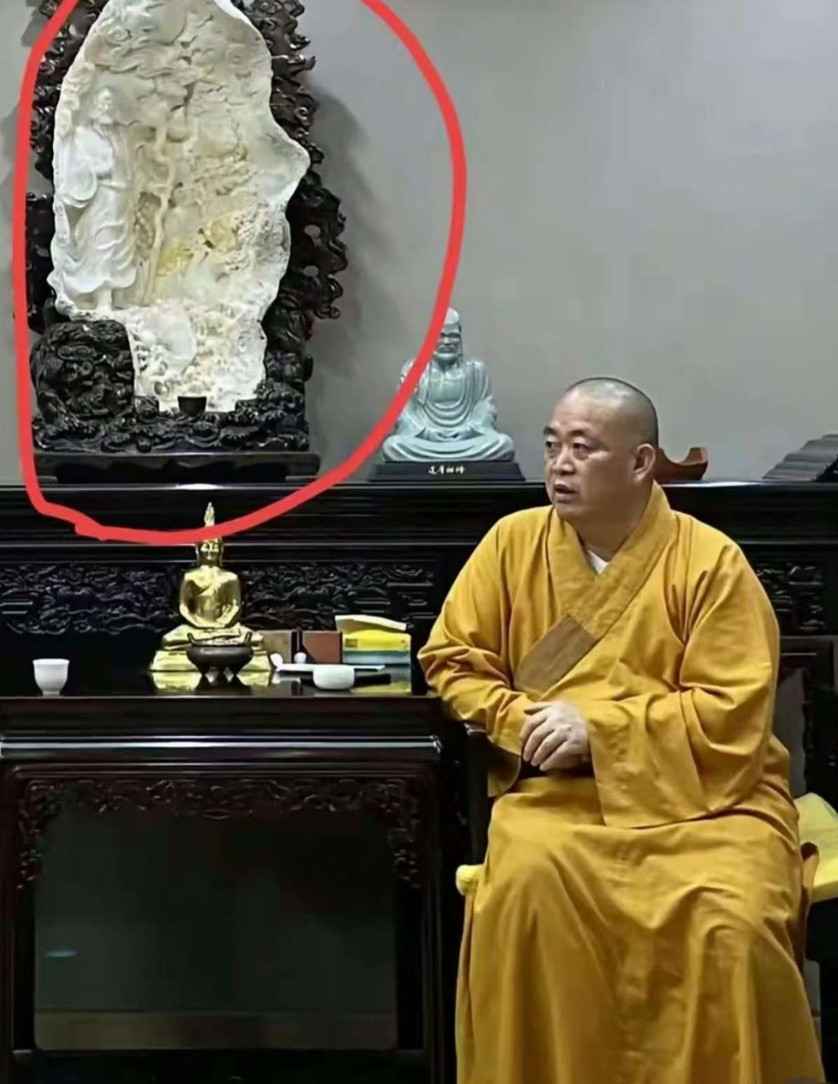释永信身后这个摆件据说是无价之宝，有朋友认得这是什么东西吗？释永信走到今天其实