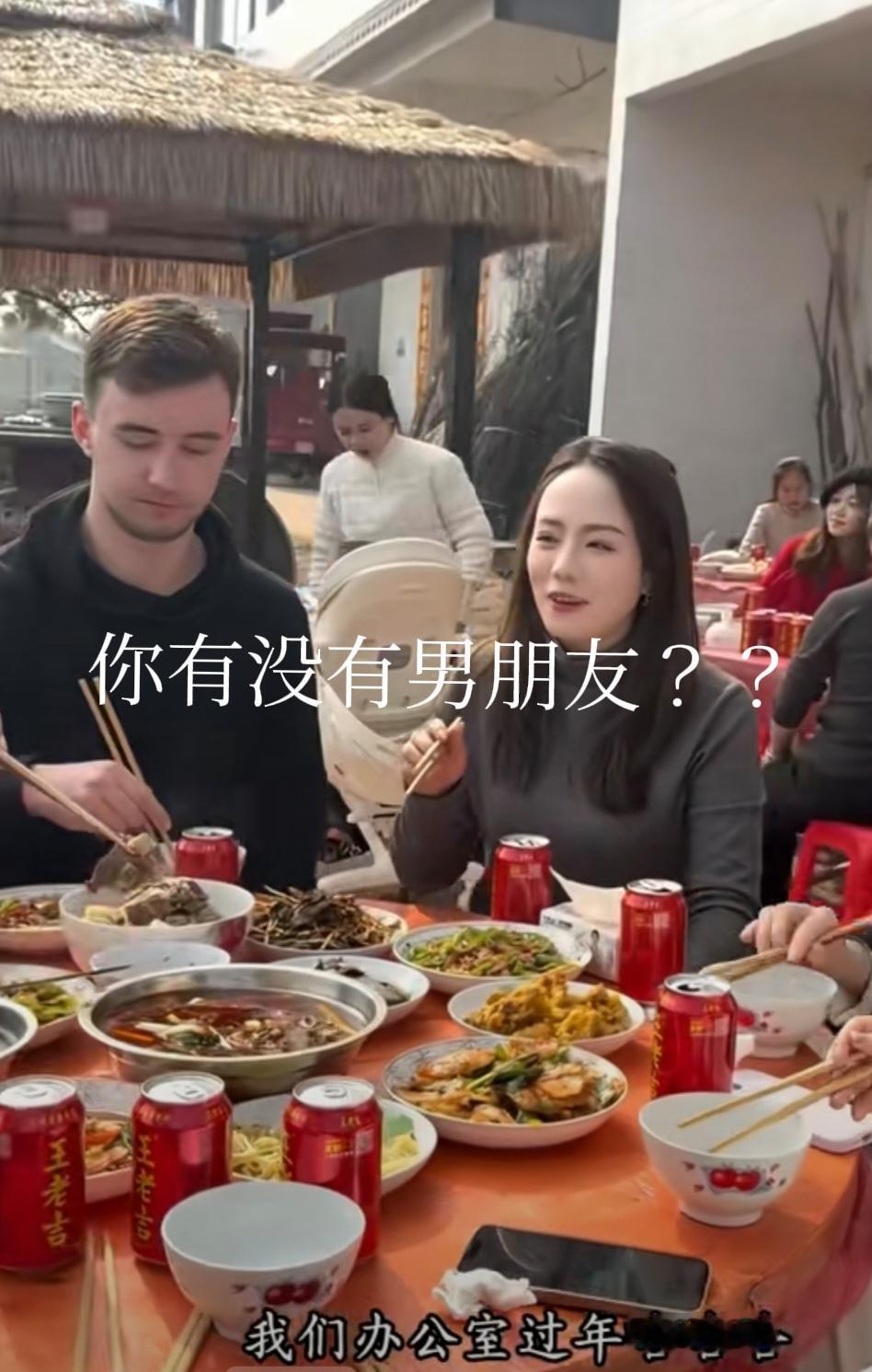 网友好奇其实想问潘力克是不是小妹儿的男朋友？[捂脸哭]干脆问小妹儿身边的小老外