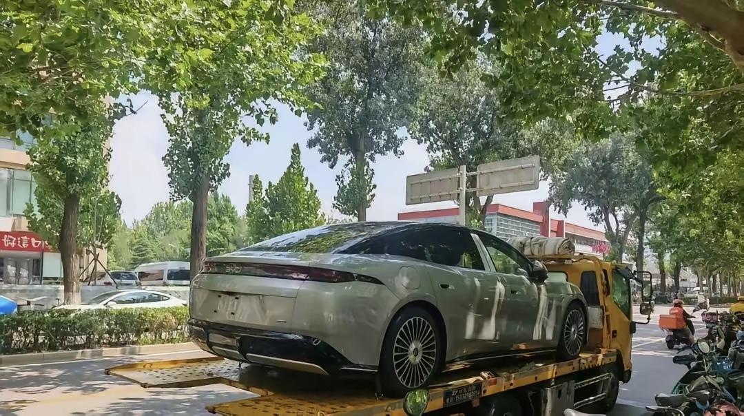 比亚迪大汉再次曝光，银色很有质感，希望不要太贵呀！不会比小米su7贵吧，你们猜