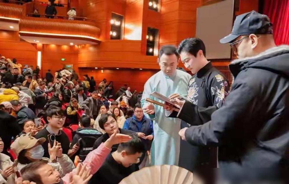 曹云金刚在大连办了相声专场。场子挤得满满当当，观众热情得没边。抖包袱全场笑到