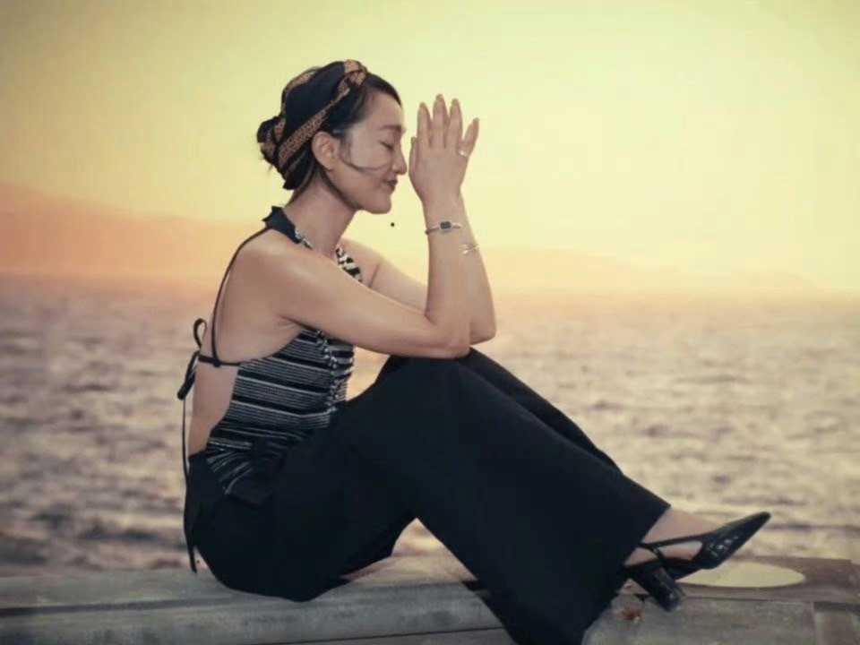 周迅裸背拍摄嘉人杂志大片，危险又迷人这次拍摄，周迅上身度假风挂脖吊带，以裸背直面