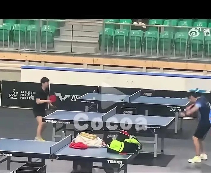 北京大满贯，孙颖莎因不习惯接反手发球输球。此后，她和教练邱贻可抓住空闲研究反手发