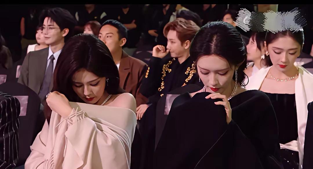 星光大赏的灯光还没暗前排的空位都能组个小方阵了！领完奖就低头戳手机，拎着包急