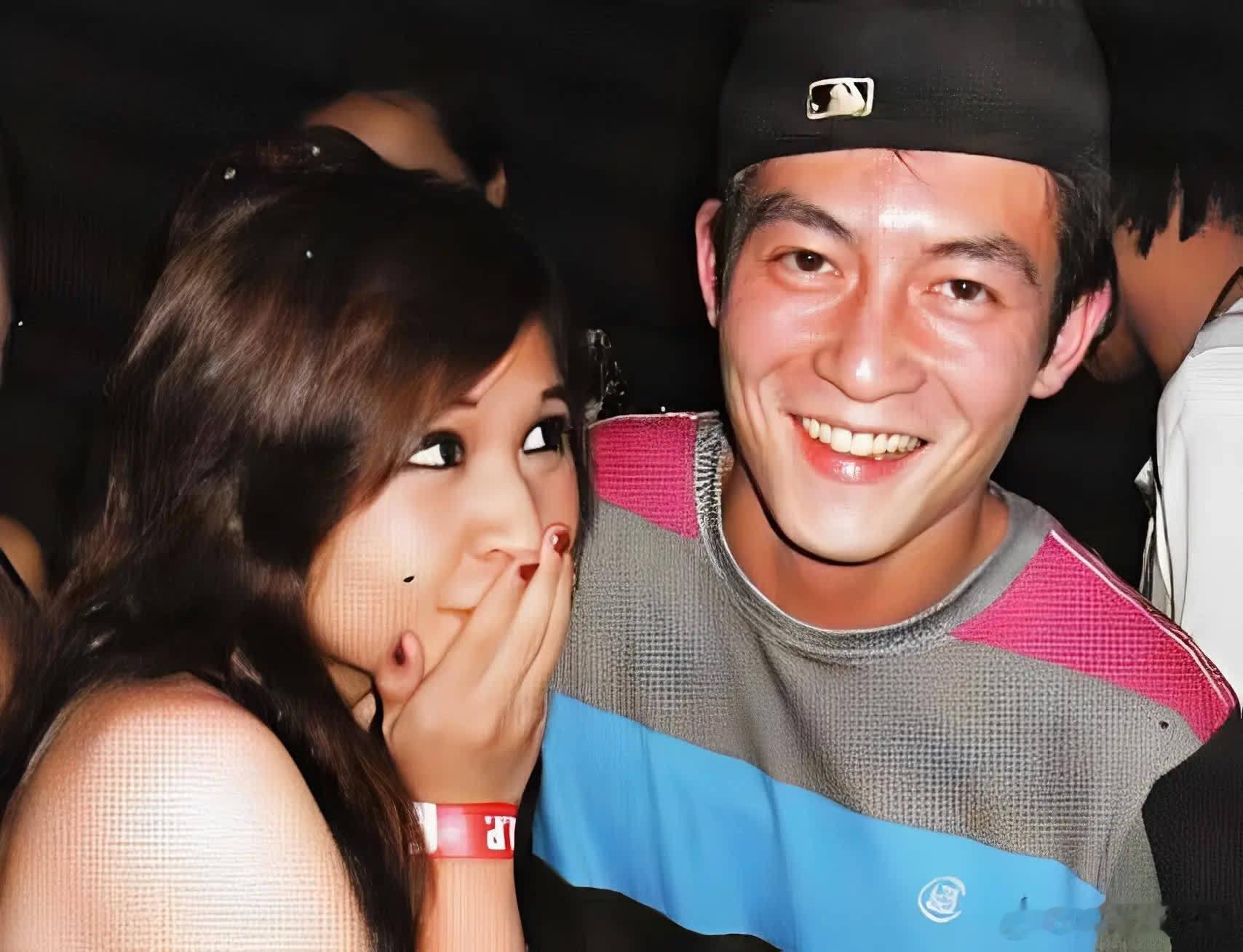 一次，陈冠希刚演出完，一位身价不菲的女粉丝，一脸傲娇地对他说：帅哥，我给你200
