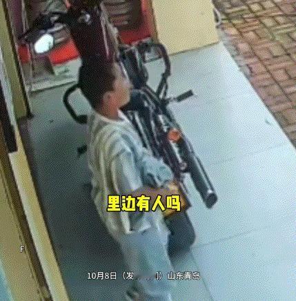 “不扫兴的妈妈！”山东青岛，一对母子骑车经过一家店铺时，孩子发现门口停着一辆酷酷