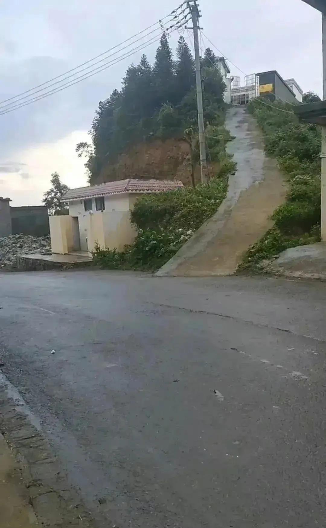 这户人家住那么高车能开的进去吗?