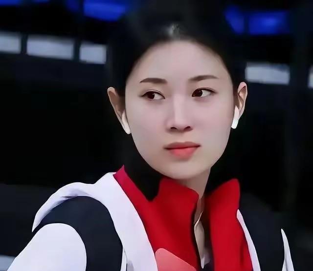 说实话陈梦、孙颖莎、王曼昱都不是大美女。前两天发图片陈梦做手势让饭圈闭嘴，帖子太