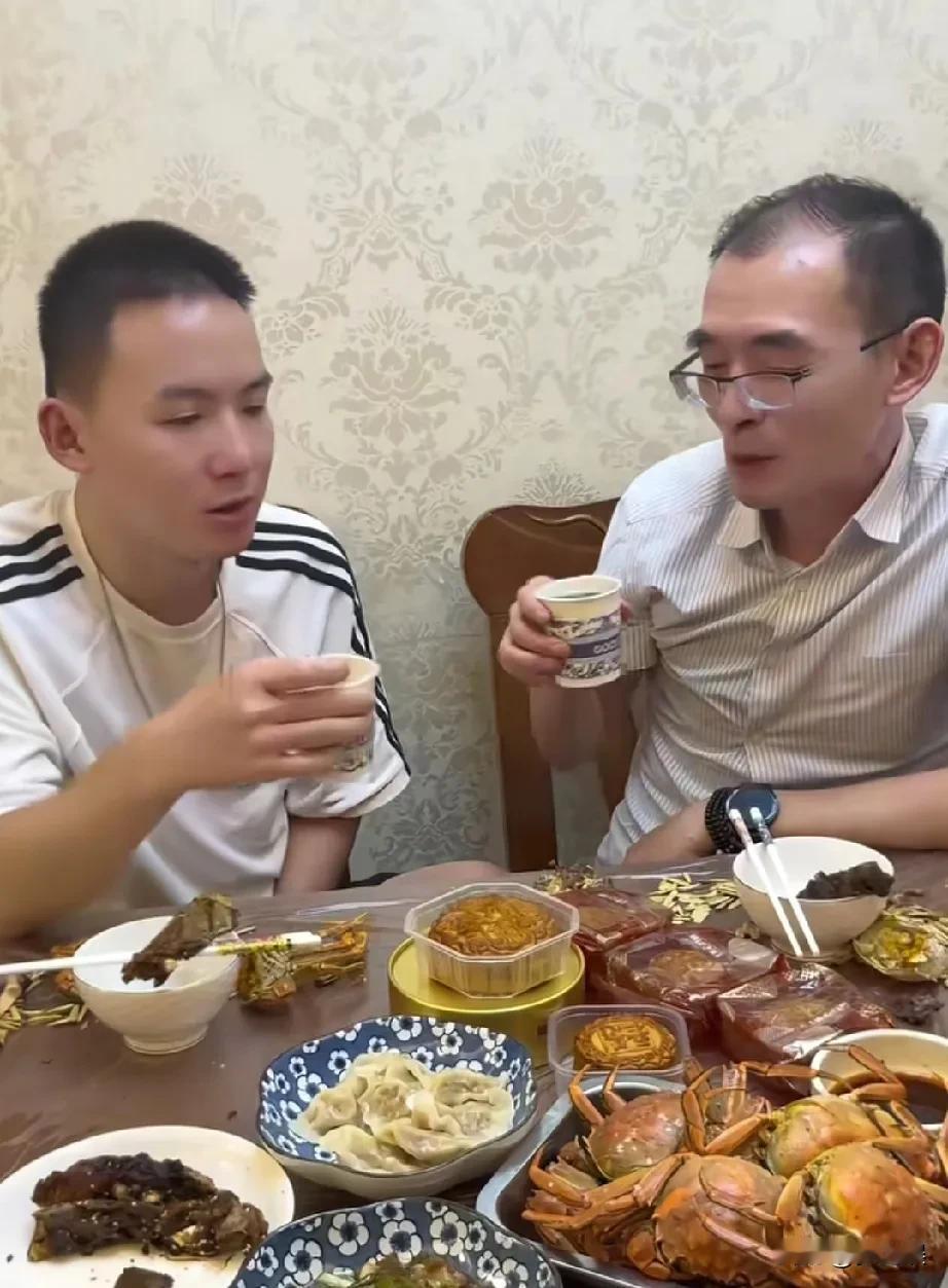 谢浩男，太逗了！这个中秋陪爸爸一起吃个饭，老爸说谢谢这个中秋你陪我度过，谢浩男