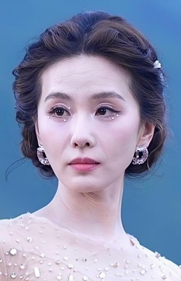 所有明星背后都在骂vogue吧！美人都拍成丑人了，没有打光，没有滤镜，自然光