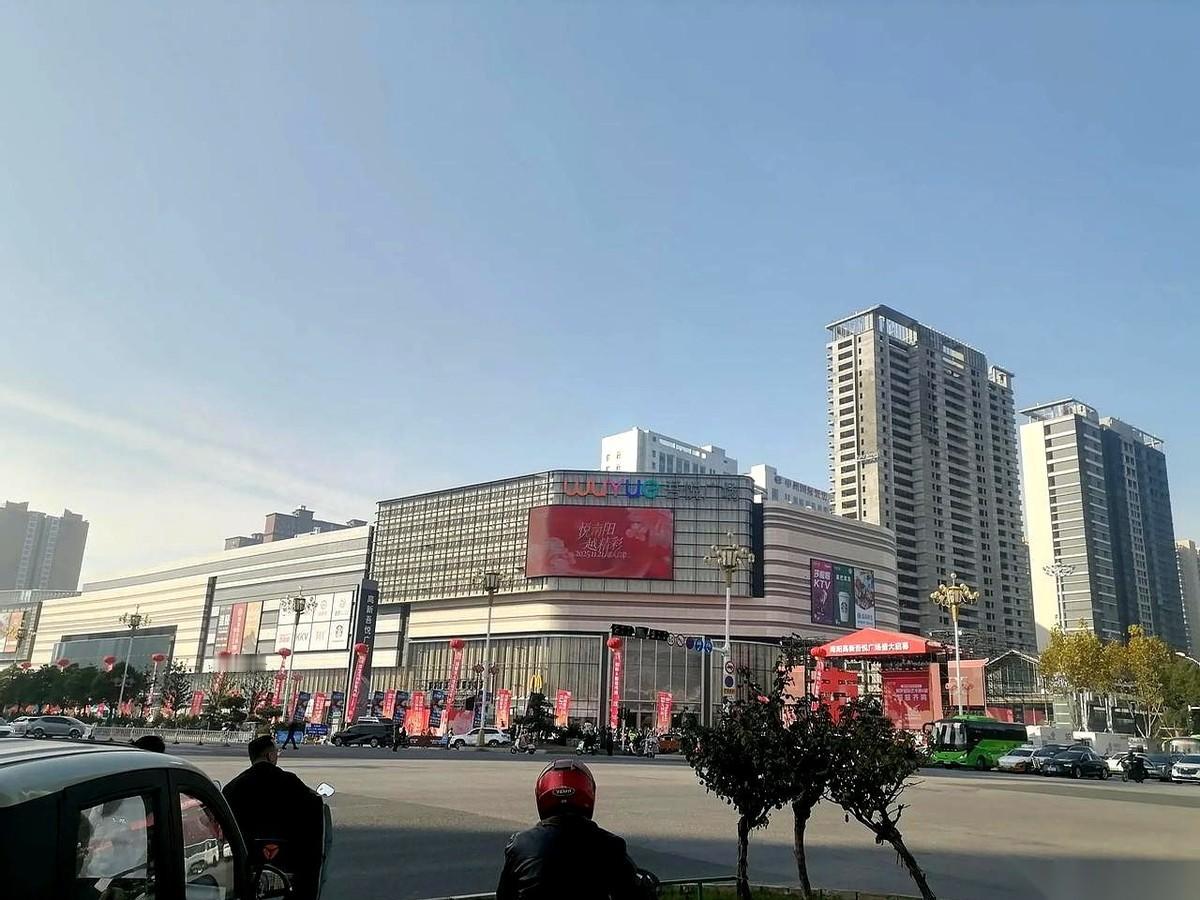 真的，今天算是长见识了。一个汽车停车位，正儿八经划了线的，中间给你横着一辆电动