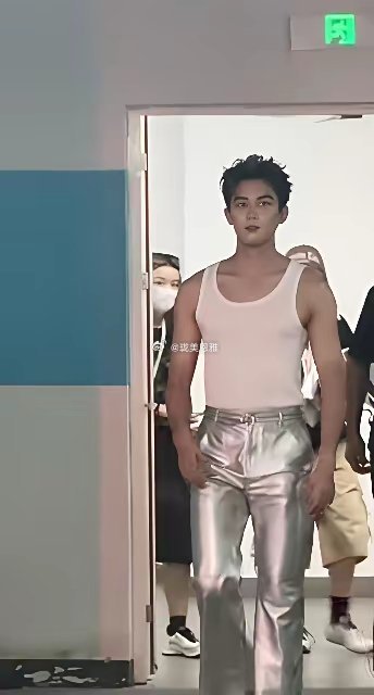 吴磊背心造型清爽出圈，当年小哪吒长成硬朗大男主！