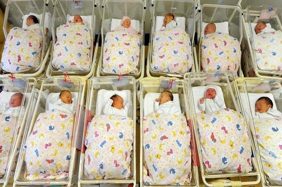 2025年新生儿仅792万，年轻人到底在怕什么？但这真的只是一代人的选择吗？
