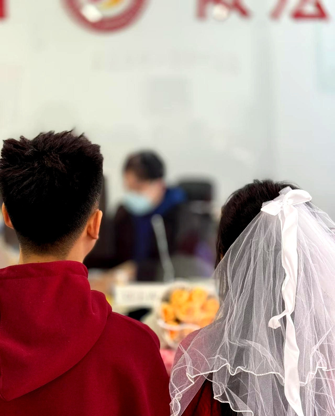 这年头，结婚成本高，彩礼十几万起步，普通家庭压力山大。最近听说个新鲜事，一姑娘结