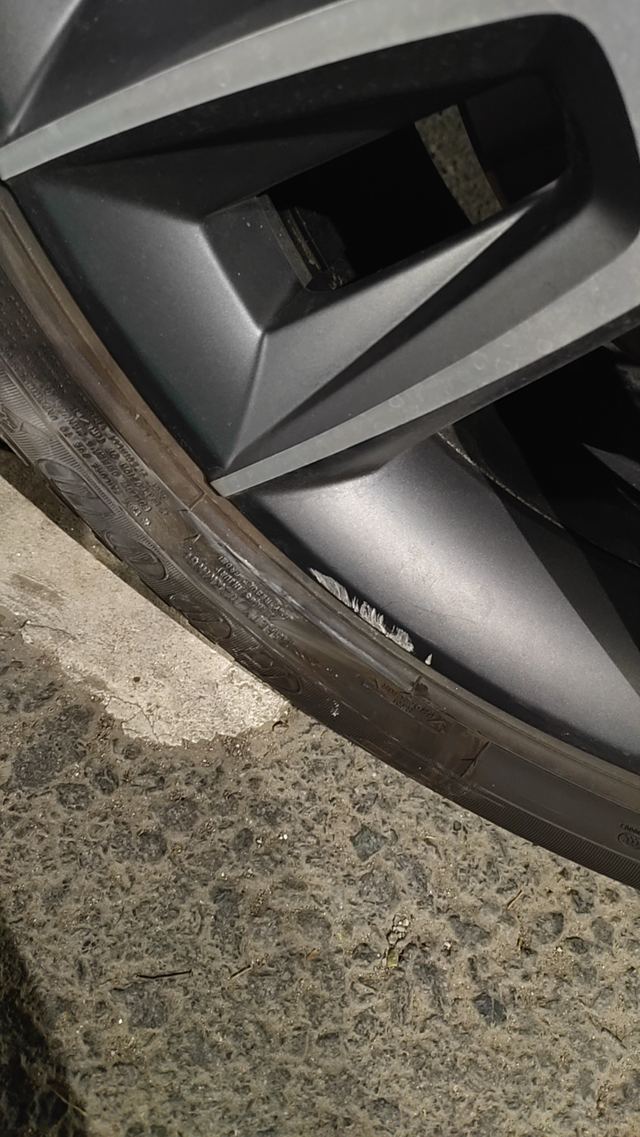 轮毂修复要多少米昨晚我的大宝贝被我蹭到马路牙子上了，兄弟们这种修复一下要好多钱