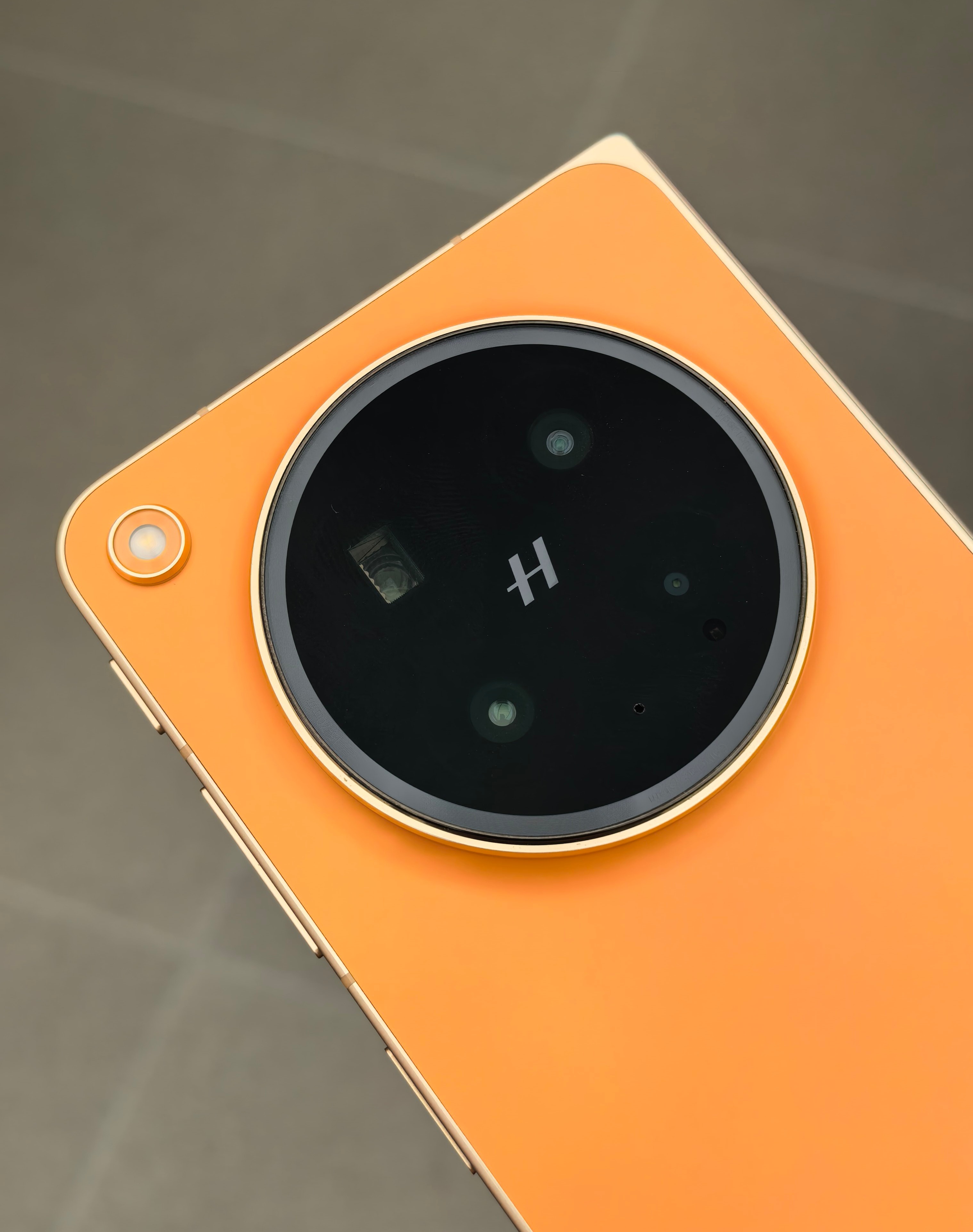 OPPOFindN6金橙真机上手图：橙色很低饱和度，有点马卡龙色的感觉，比苹