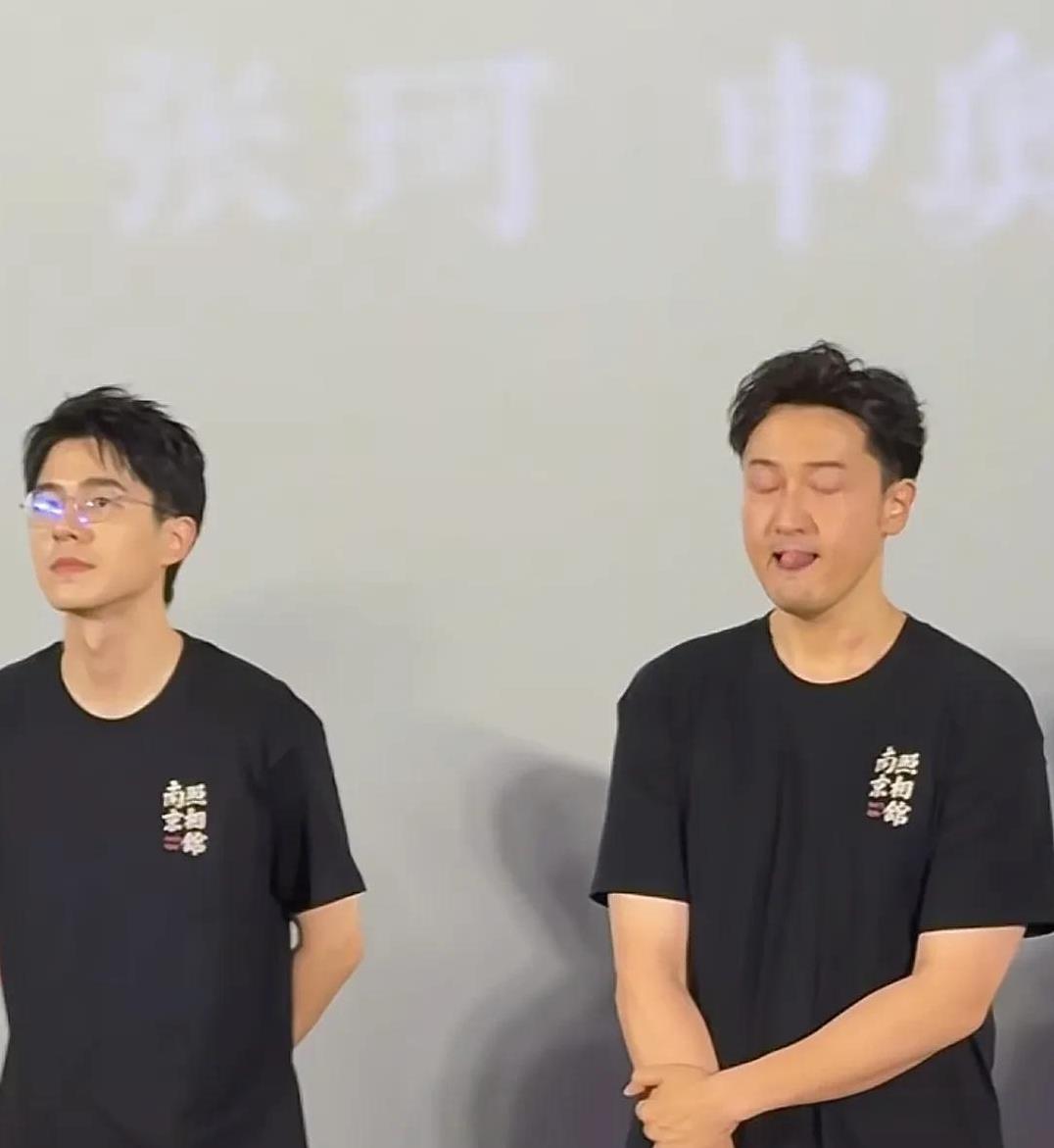 电影南京照相馆南京首映首映结束后，演员们按照惯例登台跟影迷，媒体，嘉宾们见面。