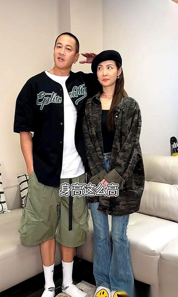 一边是张檬小五，刚领完证，喜糖卖5块2，一天冲上带货榜第一，卷走7600万。另