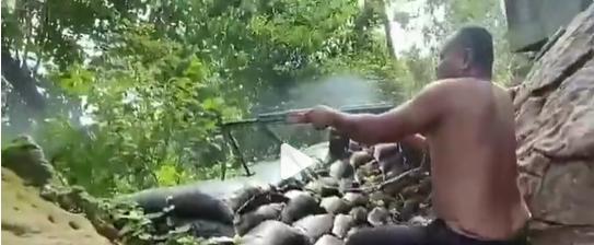 这么热，不要打仗了吧。这位柬埔寨士兵都赤膊上阵了！手持81班用机枪正在向泰国军队