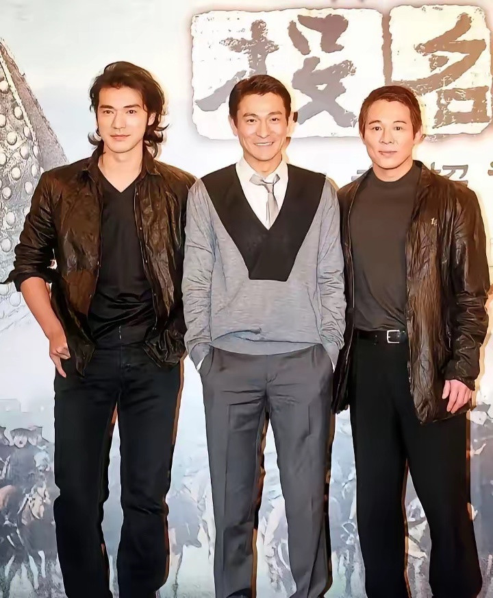 如果我没记错的话，《投名状》这部戏李连杰才是男一号吧，宣传活动刘德华怎么还双手插