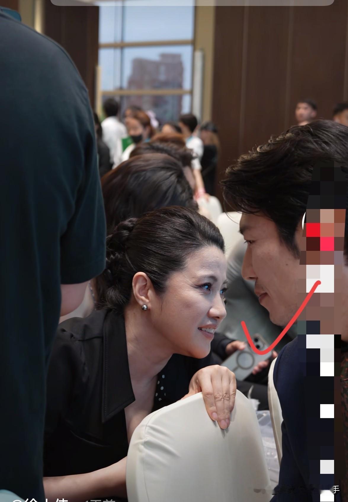 她52岁，他帅气挺拔，这段相差20岁的姐弟恋藏了5年才公开，原来最好的爱情从
