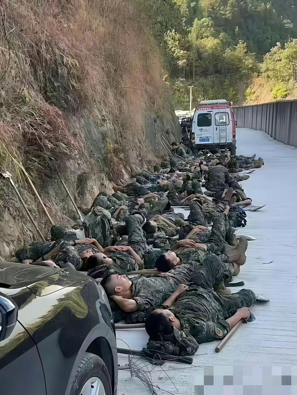 时隔77载，人民子弟兵还是睡在路边。