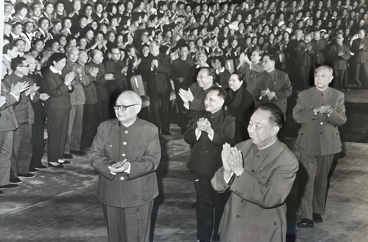 1978年9月，中国妇女第四次全国代表大会在北京隆重召开，21日，华国锋等中央领