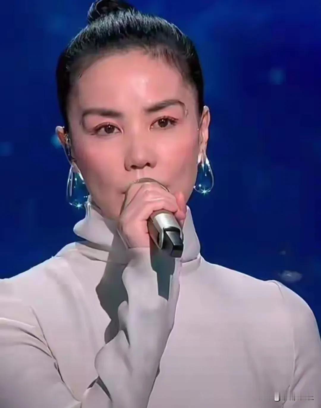 王菲春晚那对“洗衣凝珠”耳环，居然要三千块？这很王菲！大家看春晚了吗？56岁