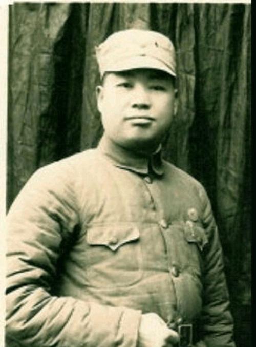 1975年4月，蒋介石病逝于台北。隐居香港26年的昔日陆军总司令关麟征，得知死讯