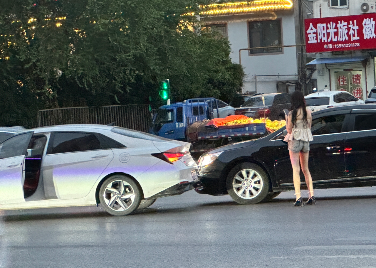 为什么车里那个人还这么冷静？
