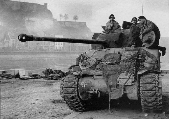 “萤火虫”坦克的主炮“17磅炮”作为一款高初速加农炮，其反后座装置长度足有一米，