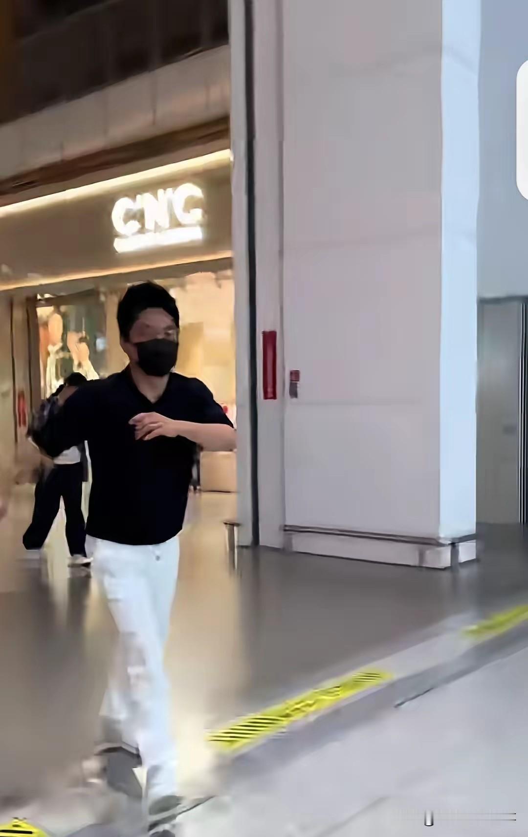 与辉同行的主播胆子一个比一个大董董、鹏鹏、盼盼齐刷刷跑到董宇辉新发的机场赶飞机
