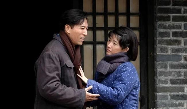 1950年的春节，焦裕禄回家探亲。他到处找不到妻子，母亲惋惜地说：“你妻子改嫁了