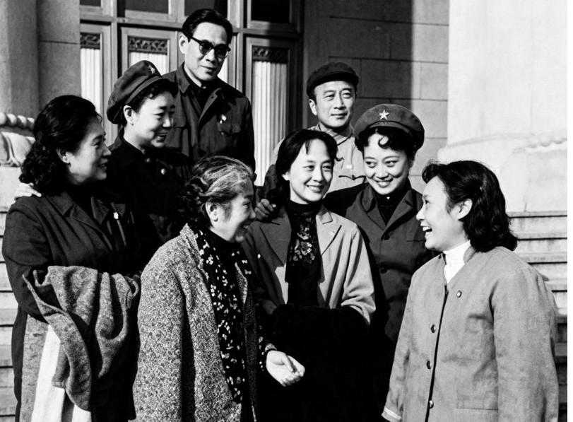 这张老照片有人见过吗？汇聚了当时新中国影坛一批顶尖表演艺术家，拍摄于1979年第