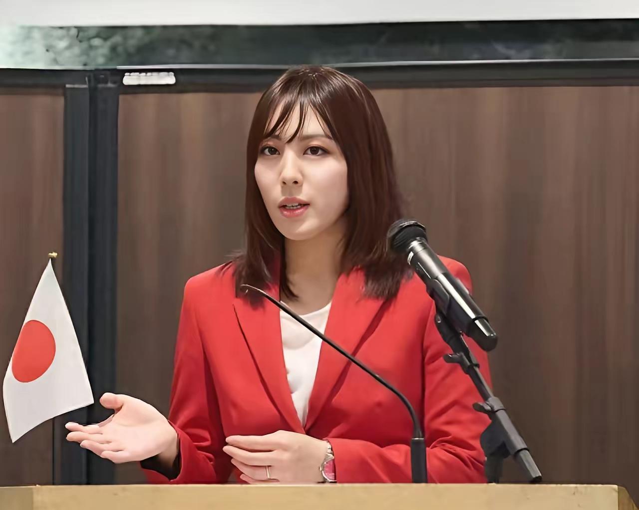 狂妄至极！日本又跳出一个极右翼女分子日本极右翼女作家桥本琴绘最近像吃了兴奋