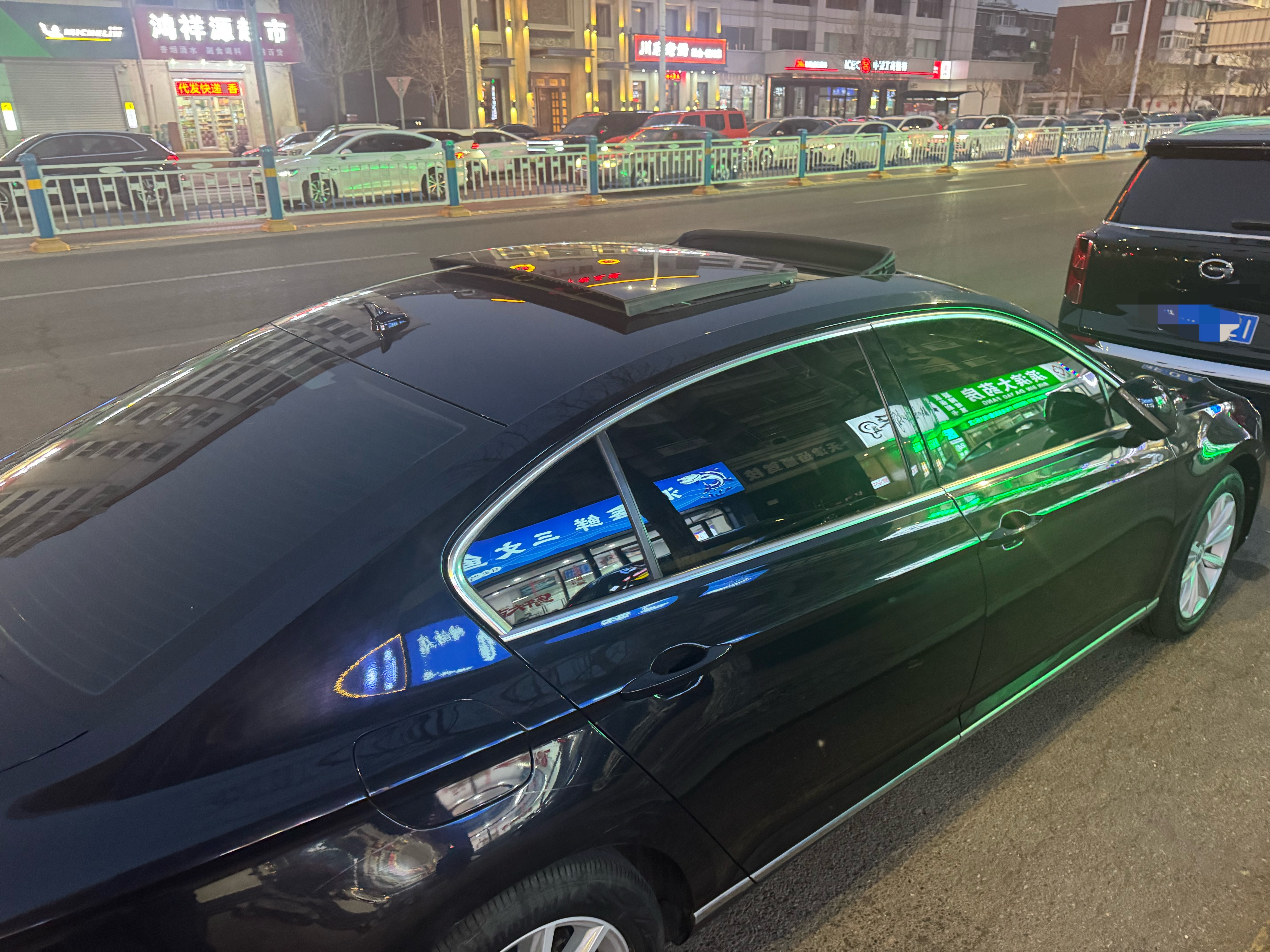 大哥，你这么停车下雨不废废了嘛。