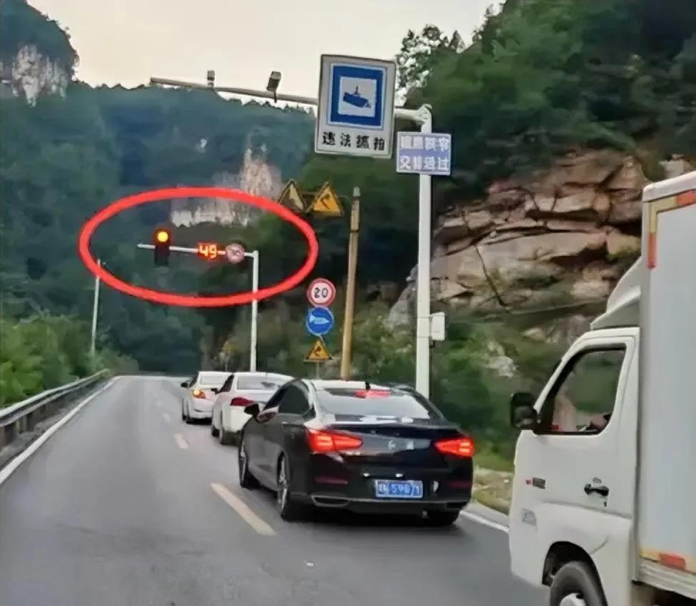 旅行途中突然来个红绿灯，第一次见这种红绿灯，这个红绿灯设置的目的是什么？