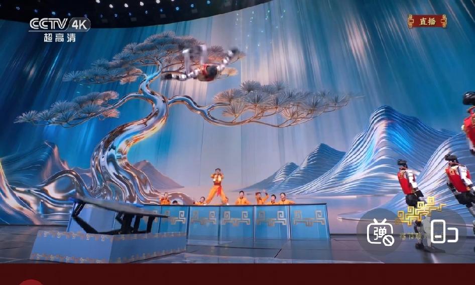 今年的宇树机器人比去年厉害很多了。如果说去年的机器人痕迹还很重，那么今年的，