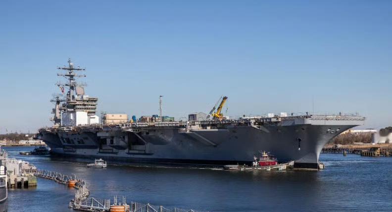 美军艾森豪威尔号航空母舰在弗吉尼亚州朴次茅斯的诺福克造船厂进行维护时发生火灾，导